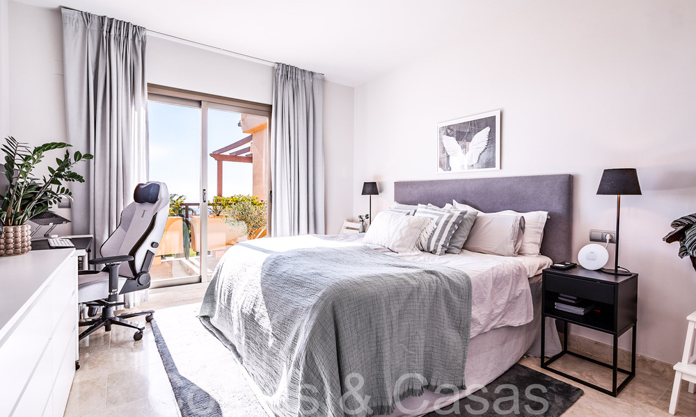 Prêt à emménager, penthouse de luxe avec vue panoramique sur le golf, la mer et les montagnes à vendre à Benahavis - Marbella 784816