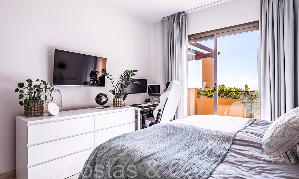 Prêt à emménager, penthouse de luxe avec vue panoramique sur le golf, la mer et les montagnes à vendre à Benahavis - Marbella 784817