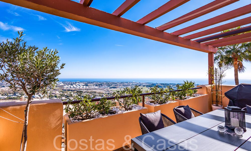 Prêt à emménager, penthouse de luxe avec vue panoramique sur le golf, la mer et les montagnes à vendre à Benahavis - Marbella 784818