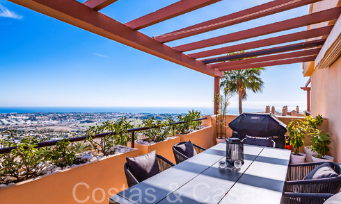Prêt à emménager, penthouse de luxe avec vue panoramique sur le golf, la mer et les montagnes à vendre à Benahavis - Marbella 784819
