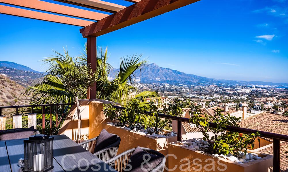 Prêt à emménager, penthouse de luxe avec vue panoramique sur le golf, la mer et les montagnes à vendre à Benahavis - Marbella 784823