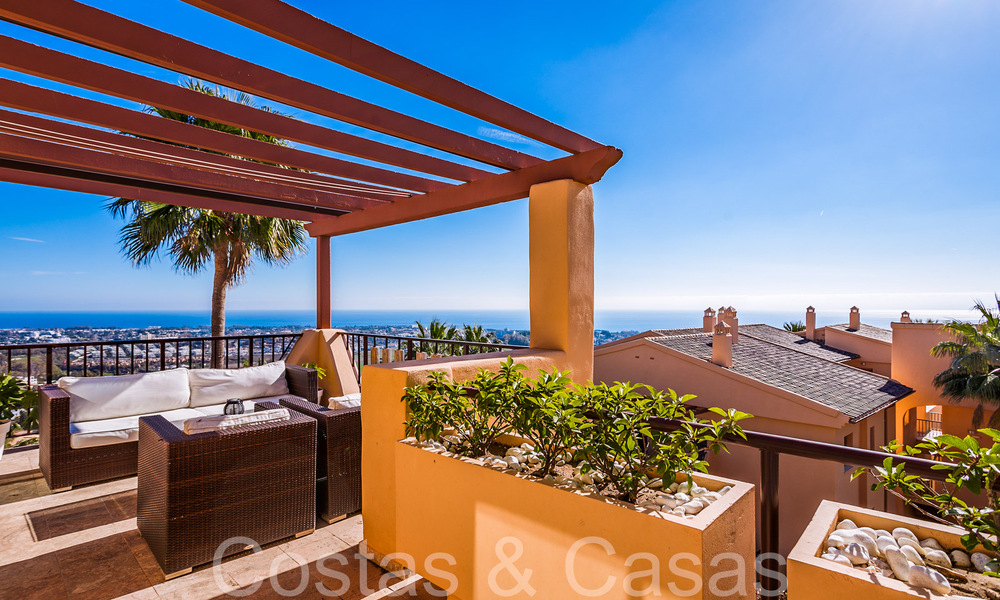 Prêt à emménager, penthouse de luxe avec vue panoramique sur le golf, la mer et les montagnes à vendre à Benahavis - Marbella 784825