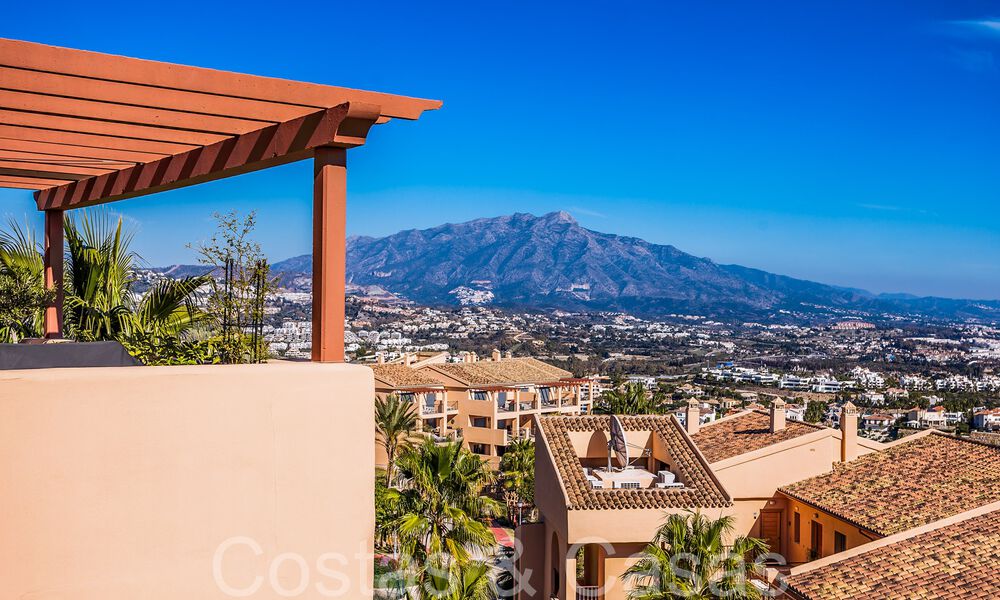 Prêt à emménager, penthouse de luxe avec vue panoramique sur le golf, la mer et les montagnes à vendre à Benahavis - Marbella 784828