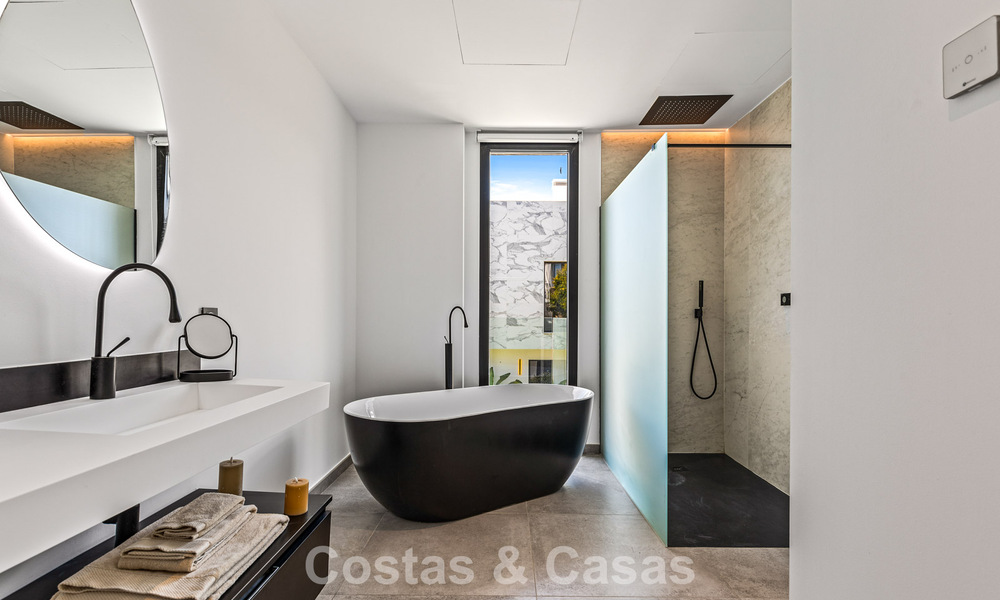 Villa de luxe contemporaine, prête à emménager, à vendre sur le parcours de golf du New Golden Mile, Marbella - Estepona 785134