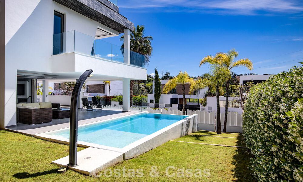 Villa de luxe contemporaine, prête à emménager, à vendre sur le parcours de golf du New Golden Mile, Marbella - Estepona 785166