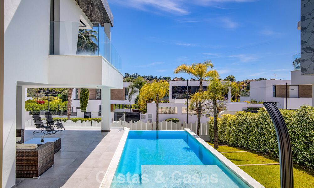 Villa de luxe contemporaine, prête à emménager, à vendre sur le parcours de golf du New Golden Mile, Marbella - Estepona 785168