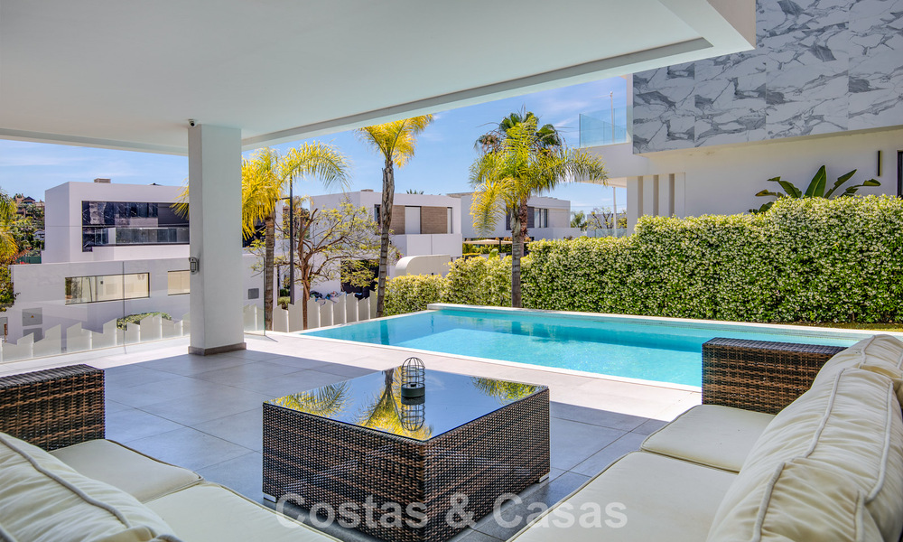 Villa de luxe contemporaine, prête à emménager, à vendre sur le parcours de golf du New Golden Mile, Marbella - Estepona 785170