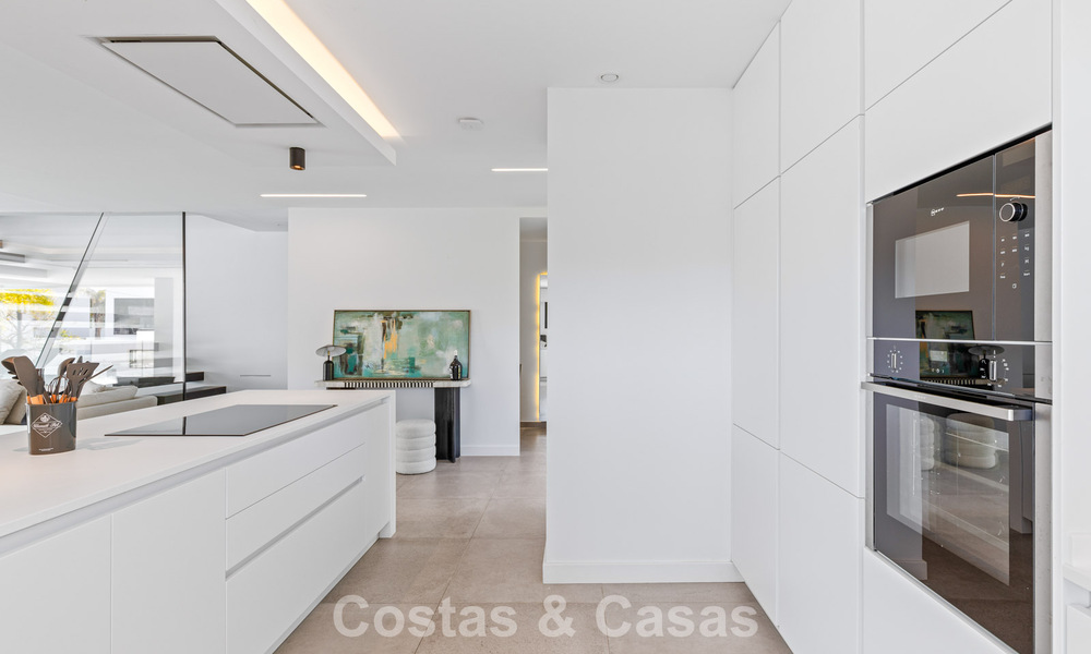 Villa de luxe contemporaine, prête à emménager, à vendre sur le parcours de golf du New Golden Mile, Marbella - Estepona 785175