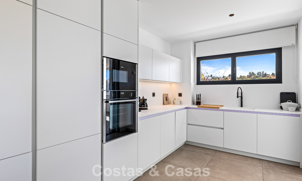 Villa de luxe contemporaine, prête à emménager, à vendre sur le parcours de golf du New Golden Mile, Marbella - Estepona 785176