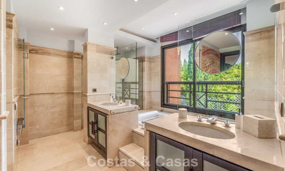 Spacieux appartement de 3 chambres à vendre dans un complexe haut de gamme en bord de mer à Puerto Banús, Marbella 785196