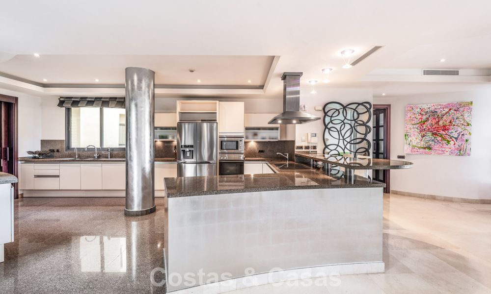 Spacieux appartement de 3 chambres à vendre dans un complexe haut de gamme en bord de mer à Puerto Banús, Marbella 785200