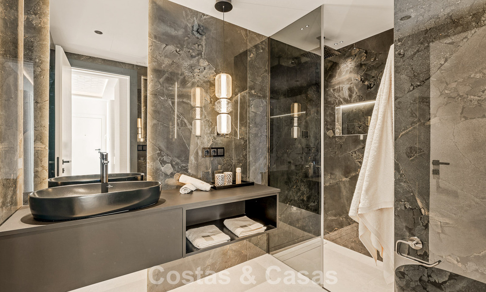 Penthouse rénové avec vue sur la mer à vendre en front de mer sur le New Golden Mile, entre Marbella et Estepona 785283