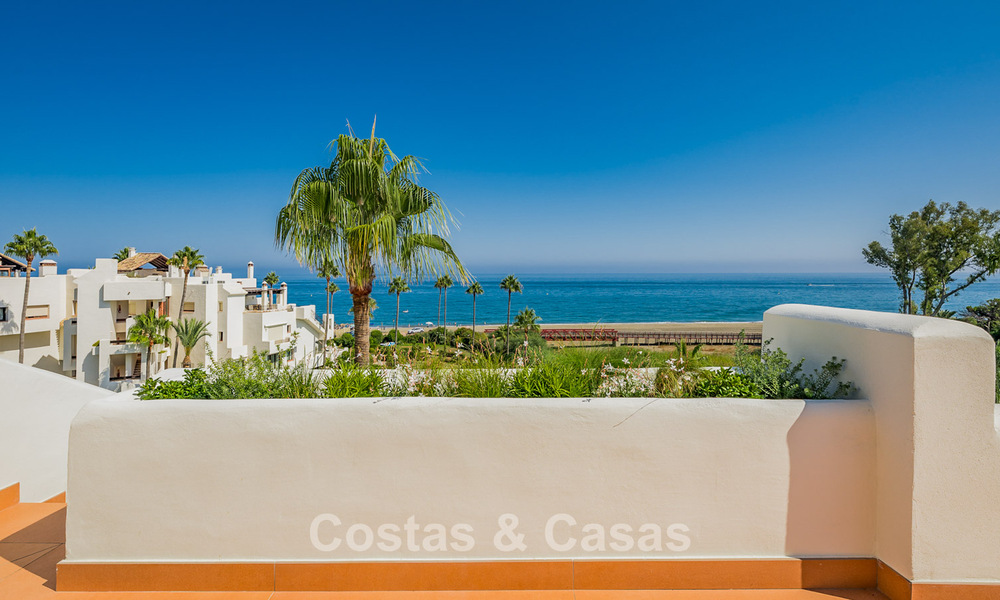 Penthouse rénové avec vue sur la mer à vendre en front de mer sur le New Golden Mile, entre Marbella et Estepona 785296