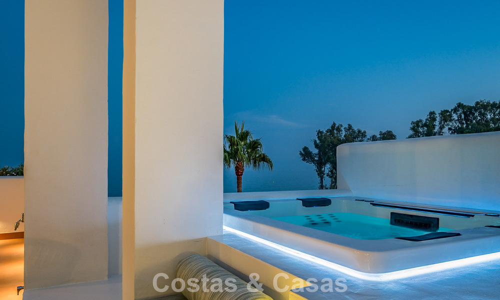 Penthouse rénové avec vue sur la mer à vendre en front de mer sur le New Golden Mile, entre Marbella et Estepona 785323