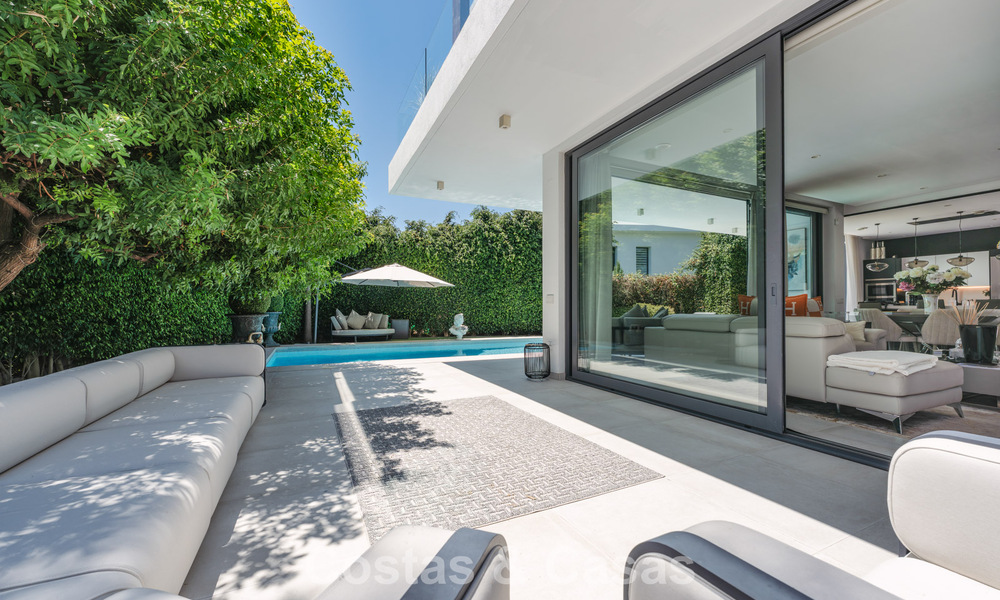 Villa moderniste à vendre dans une résidence privée entourée de verdure, sur le New Golden Mile, entre Marbella et Estepona 785370