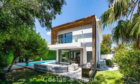 Villa moderniste à vendre dans une résidence privée entourée de verdure, sur le New Golden Mile, entre Marbella et Estepona 785371