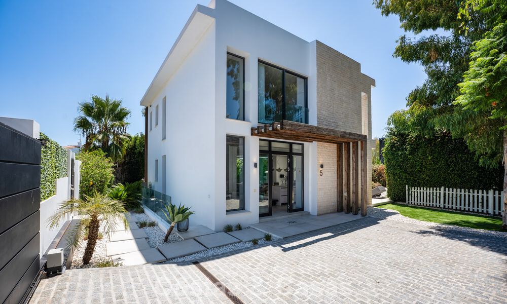 Villa moderniste à vendre dans une résidence privée entourée de verdure, sur le New Golden Mile, entre Marbella et Estepona 785373