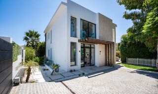 Villa moderniste à vendre dans une résidence privée entourée de verdure, sur le New Golden Mile, entre Marbella et Estepona 785373 