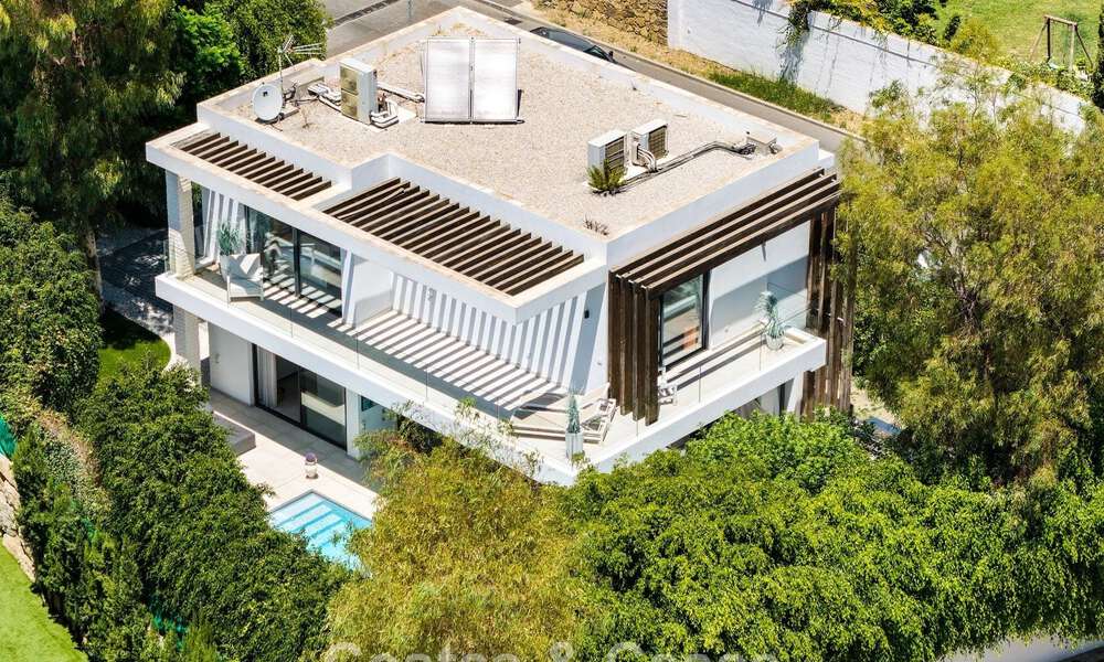 Villa moderniste à vendre dans une résidence privée entourée de verdure, sur le New Golden Mile, entre Marbella et Estepona 785376