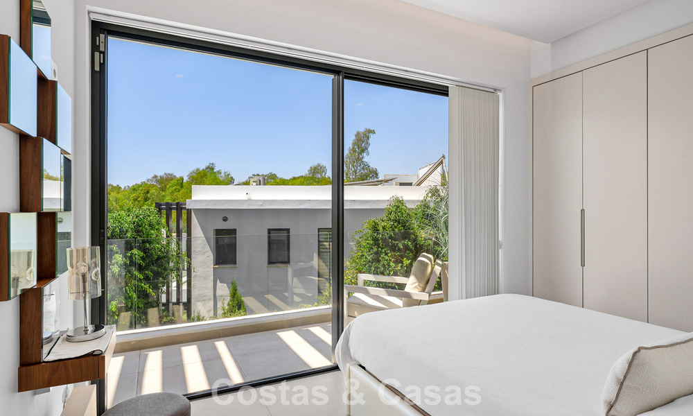 Villa moderniste à vendre dans une résidence privée entourée de verdure, sur le New Golden Mile, entre Marbella et Estepona 785377