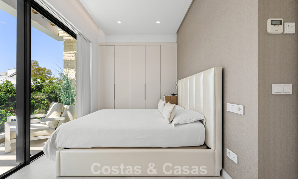 Villa moderniste à vendre dans une résidence privée entourée de verdure, sur le New Golden Mile, entre Marbella et Estepona 785378