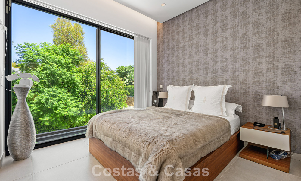 Villa moderniste à vendre dans une résidence privée entourée de verdure, sur le New Golden Mile, entre Marbella et Estepona 785380