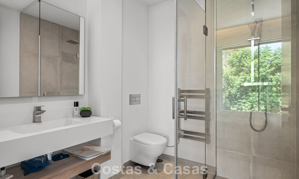 Villa moderniste à vendre dans une résidence privée entourée de verdure, sur le New Golden Mile, entre Marbella et Estepona 785381