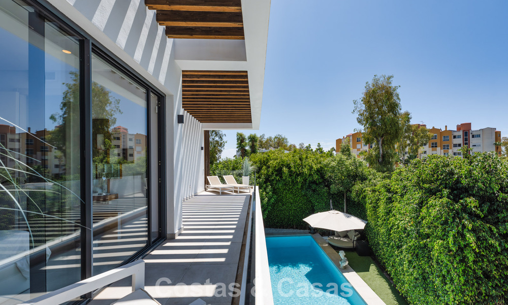 Villa moderniste à vendre dans une résidence privée entourée de verdure, sur le New Golden Mile, entre Marbella et Estepona 785385