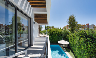 Villa moderniste à vendre dans une résidence privée entourée de verdure, sur le New Golden Mile, entre Marbella et Estepona 785385 