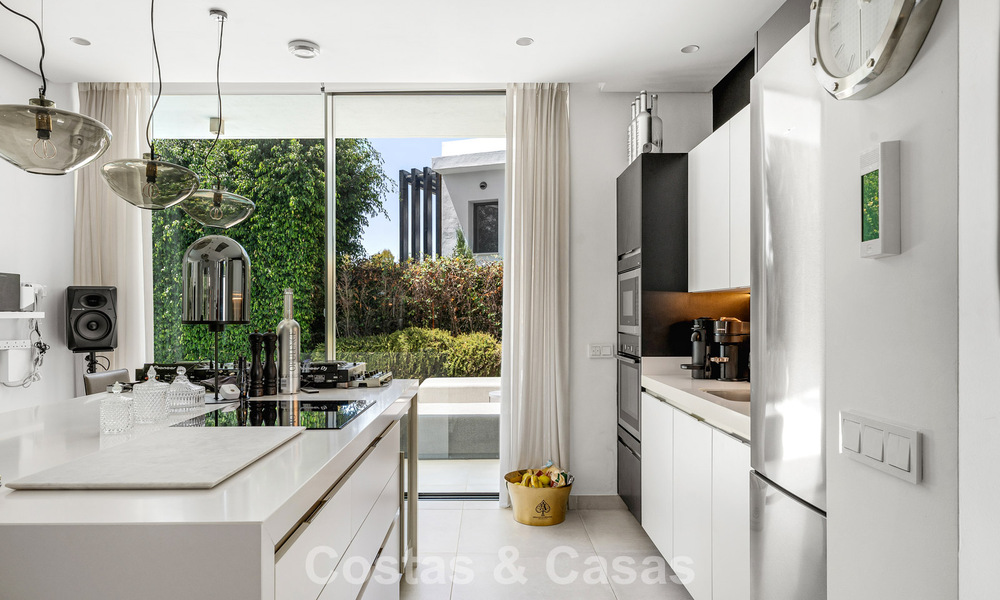 Villa moderniste à vendre dans une résidence privée entourée de verdure, sur le New Golden Mile, entre Marbella et Estepona 785390