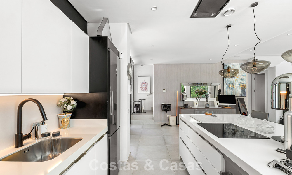 Villa moderniste à vendre dans une résidence privée entourée de verdure, sur le New Golden Mile, entre Marbella et Estepona 785392