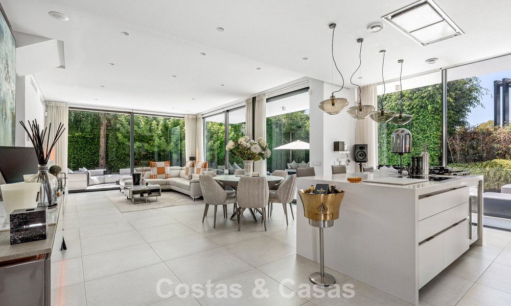 Villa moderniste à vendre dans une résidence privée entourée de verdure, sur le New Golden Mile, entre Marbella et Estepona 785393