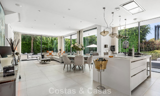 Villa moderniste à vendre dans une résidence privée entourée de verdure, sur le New Golden Mile, entre Marbella et Estepona 785393 