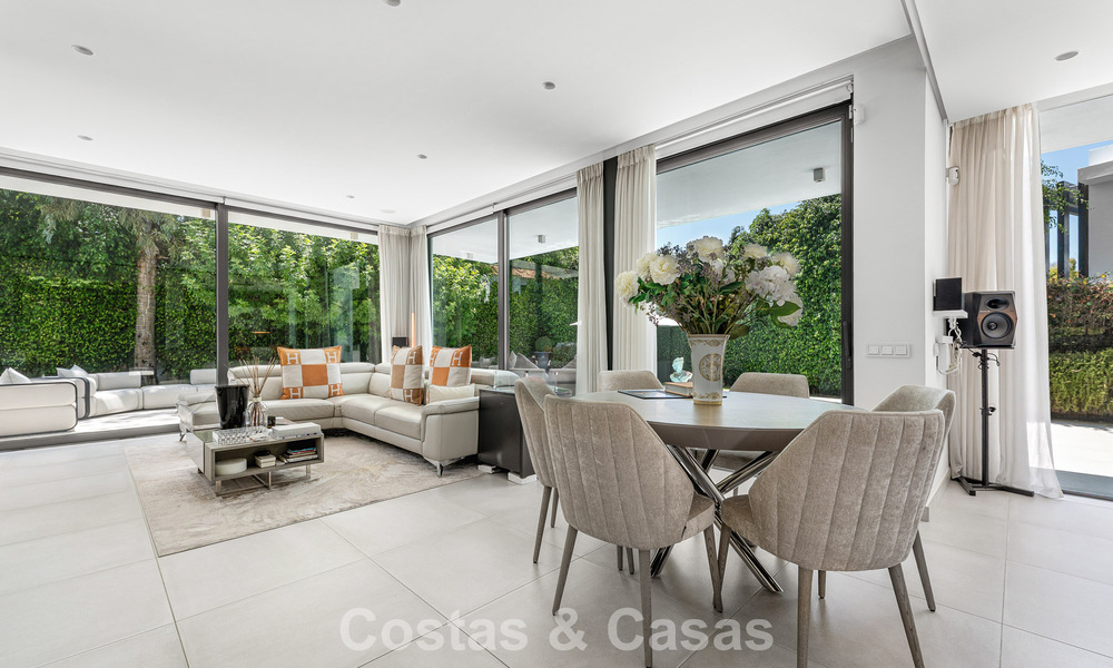 Villa moderniste à vendre dans une résidence privée entourée de verdure, sur le New Golden Mile, entre Marbella et Estepona 785394
