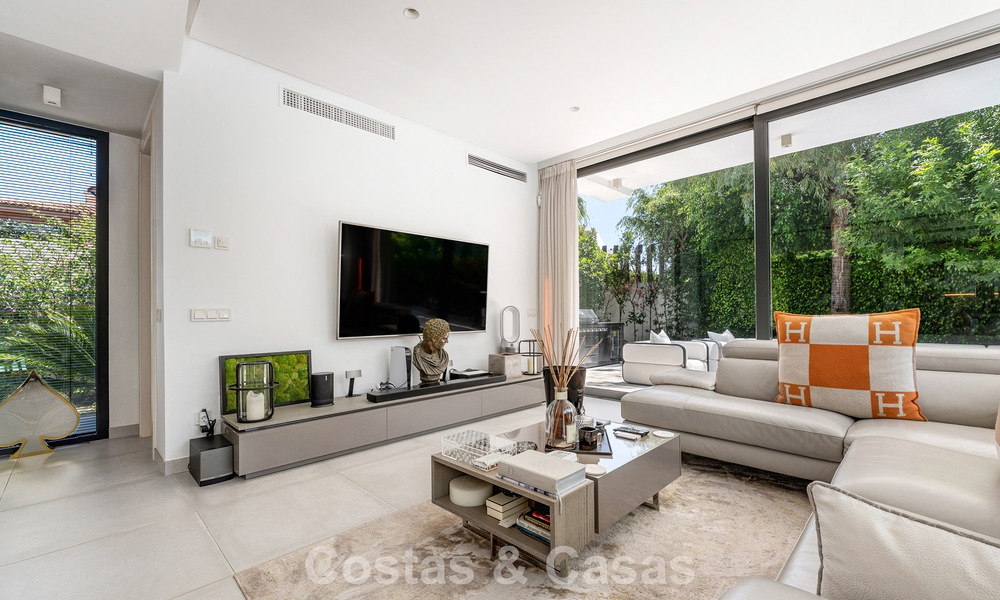 Villa moderniste à vendre dans une résidence privée entourée de verdure, sur le New Golden Mile, entre Marbella et Estepona 785395