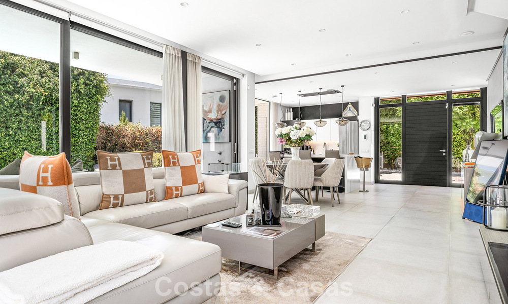 Villa moderniste à vendre dans une résidence privée entourée de verdure, sur le New Golden Mile, entre Marbella et Estepona 785396