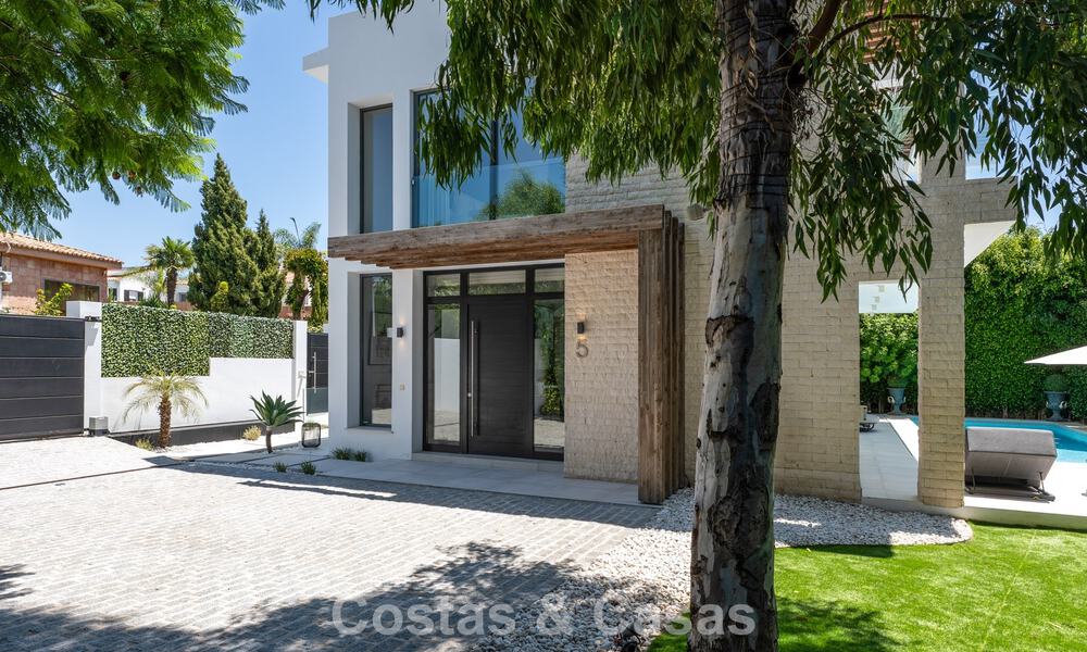 Villa moderniste à vendre dans une résidence privée entourée de verdure, sur le New Golden Mile, entre Marbella et Estepona 785397