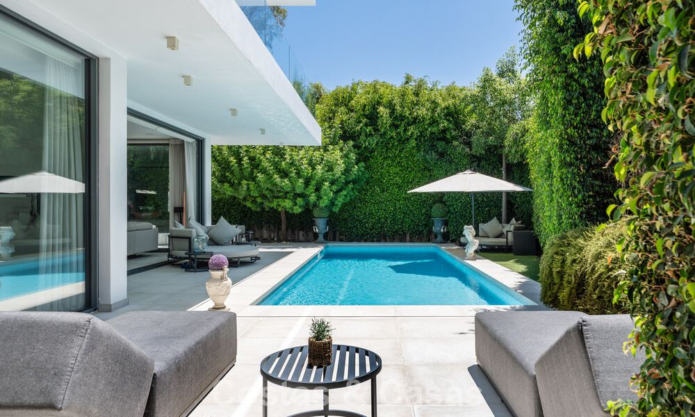 Villa moderniste à vendre dans une résidence privée entourée de verdure, sur le New Golden Mile, entre Marbella et Estepona 785399