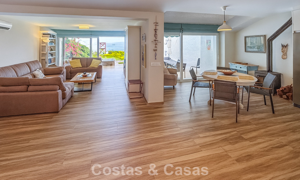 Spacieuse maison de plage, prête à emménager, avec vue sur la mer, à vendre, adjacente à la plage, près d'Estepona 785474