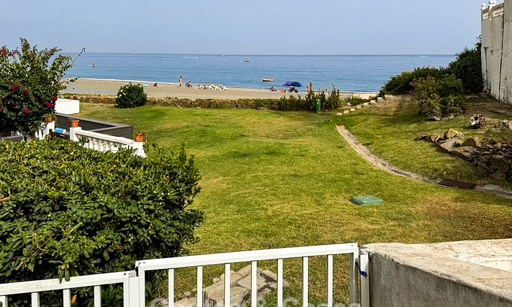 Spacieuse maison de plage, prête à emménager, avec vue sur la mer, à vendre, adjacente à la plage, près d'Estepona 785485