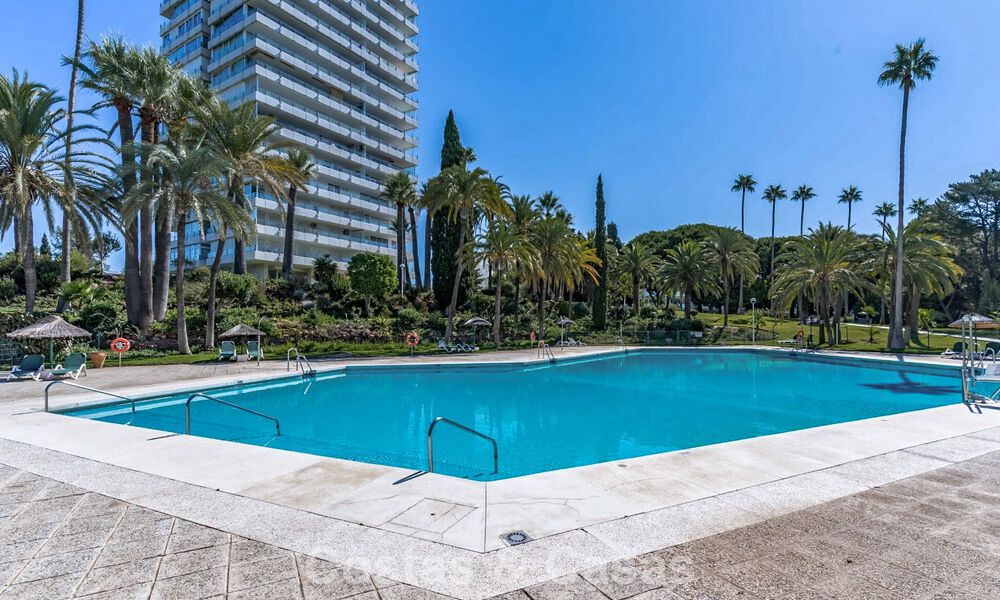 Appartement contemporain rénové de 3 chambres avec vue dégagée sur la mer à vendre à l'est du centre de Marbella 785511
