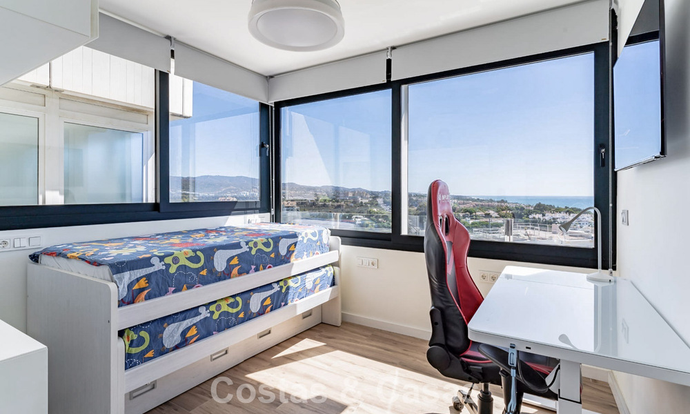 Appartement contemporain rénové de 3 chambres avec vue dégagée sur la mer à vendre à l'est du centre de Marbella 785513