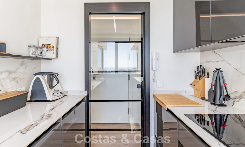 Appartement contemporain rénové de 3 chambres avec vue dégagée sur la mer à vendre à l'est du centre de Marbella 785520