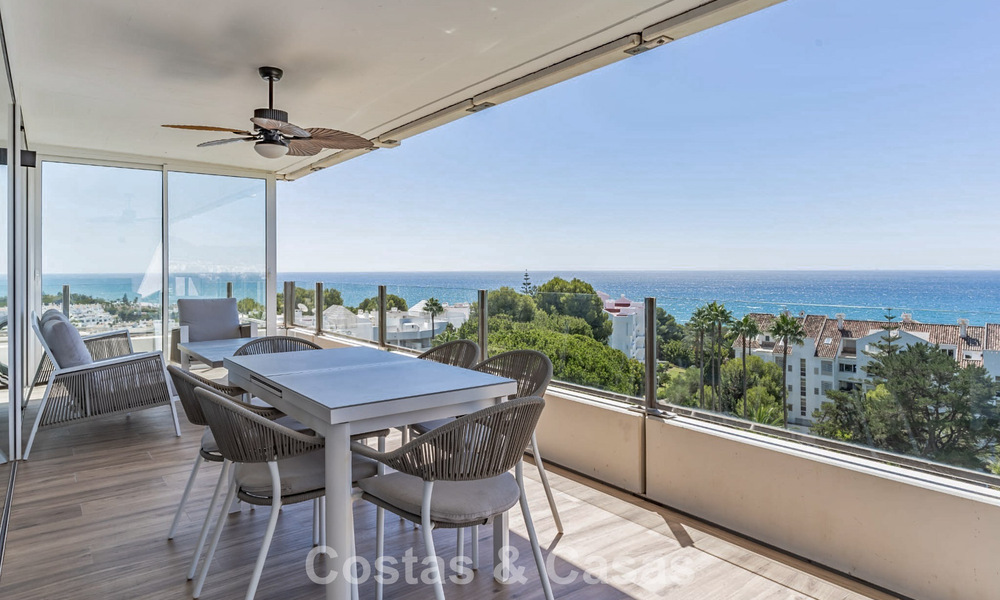 Appartement contemporain rénové de 3 chambres avec vue dégagée sur la mer à vendre à l'est du centre de Marbella 785522