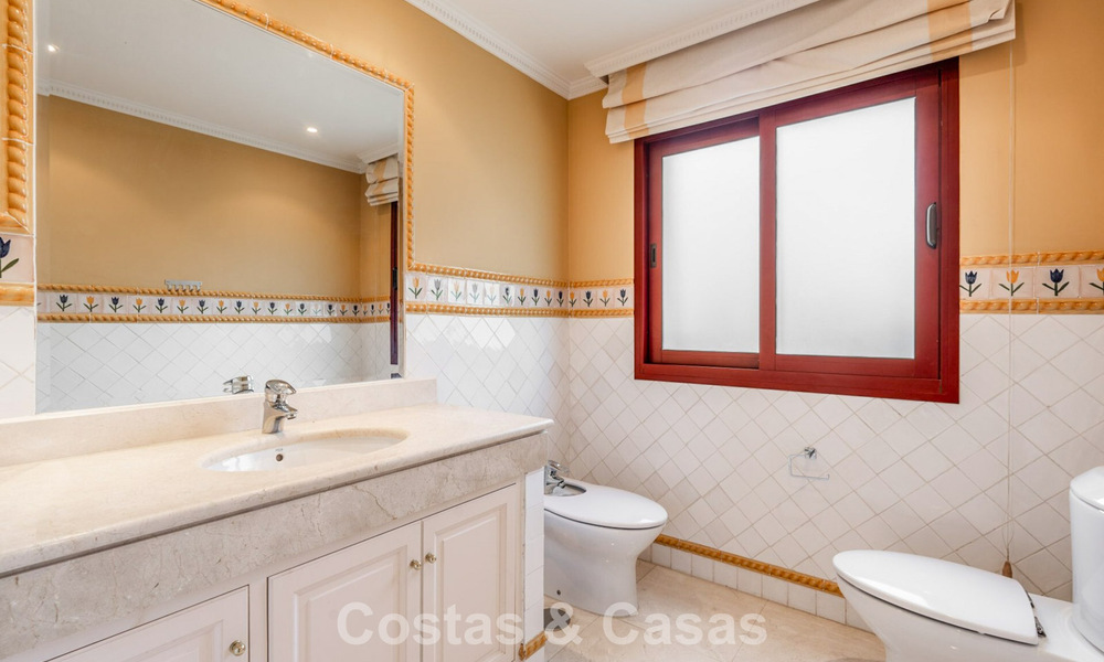 Spacieuse villa espagnole de luxe à vendre dans un quartier résidentiel privé du Golden Mile de Marbella 785678