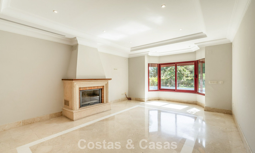 Spacieuse villa espagnole de luxe à vendre dans un quartier résidentiel privé du Golden Mile de Marbella 785684