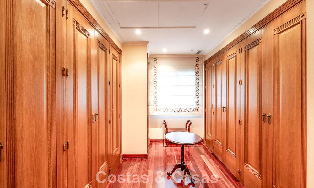 Spacieuse villa espagnole de luxe à vendre dans un quartier résidentiel privé du Golden Mile de Marbella 785697