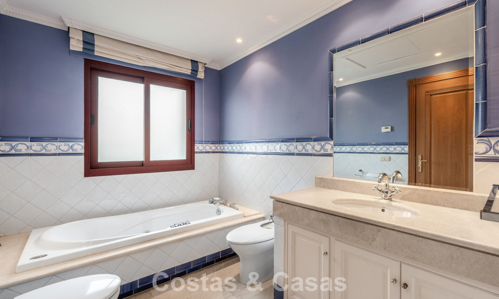 Spacieuse villa espagnole de luxe à vendre dans un quartier résidentiel privé du Golden Mile de Marbella 785700