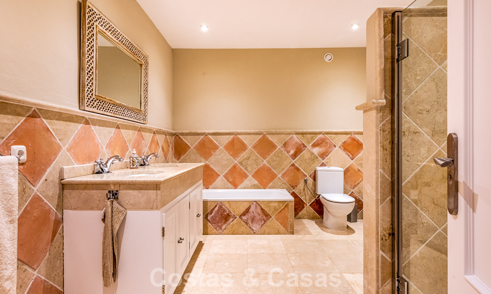 Superbe villa de luxe à vendre, à l'architecture andalouse intemporelle, avec vue sur la mer à Benahavis - Marbella 786046