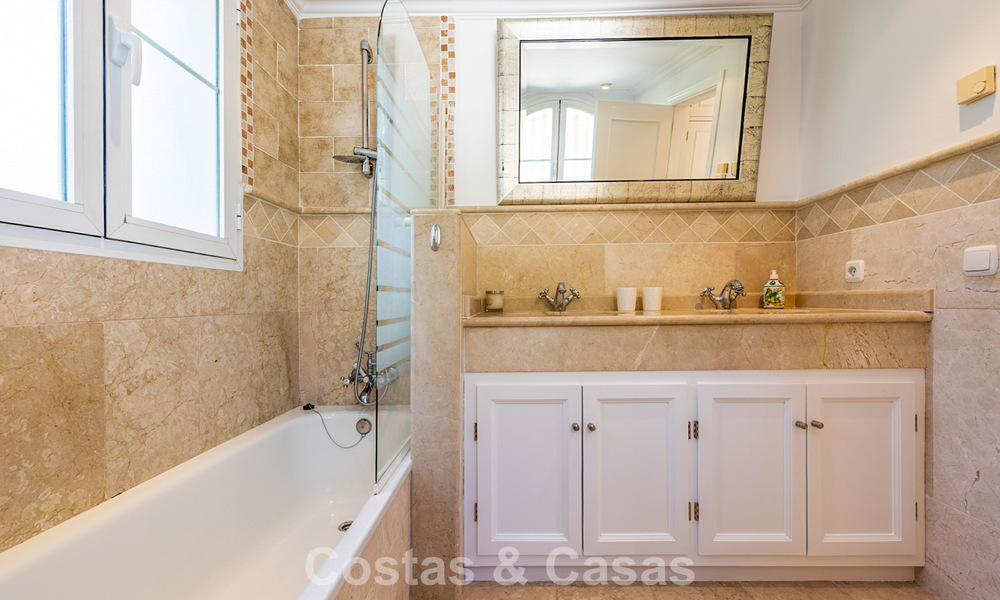 Superbe villa de luxe à vendre, à l'architecture andalouse intemporelle, avec vue sur la mer à Benahavis - Marbella 786061